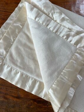 Soft Satin-Trim Baby Blanket - Pastel Yellow